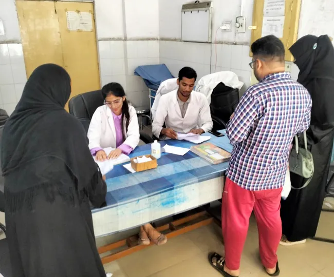 जिला अस्पताल की ओपीडी में फिजिशियन कक्ष में इंटर्न मरीज को दवा लिखते हुए। जागरण